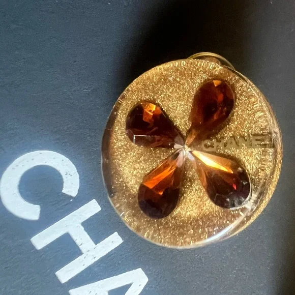 🍀 CHANEL 2001 season Amber and resin Clip on earrings - Picture 4 of 9